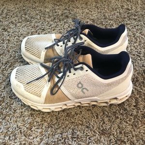 On Cloud Tennis Shoes Gold and White Size 7.5